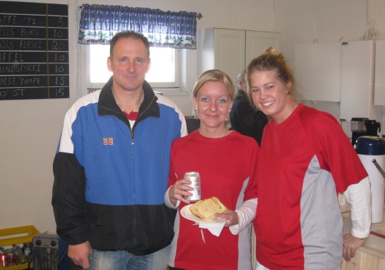 Coach Jack sammen med Camilla fra Norge Damer 1 og Siri fra Norge Damer 2